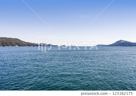 從鳥羽灣的遊覽船上眺望伊勢灣和伊良湖 從鳥羽灣的遊覽船上眺望伊勢灣和伊良湖 123162175