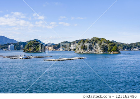 從鳥羽灣的遊覽船眺望三島 從鳥羽灣的遊覽船眺望三島 123162486