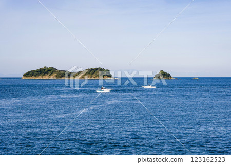 從鳥羽灣的遊覽船上眺望飛島和長山島 123162523