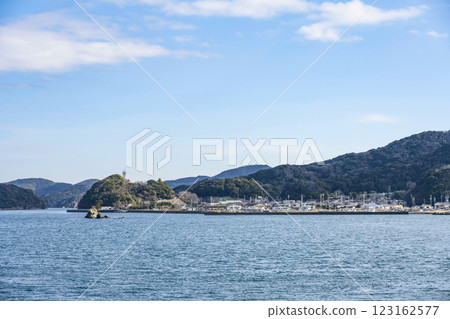 從鳥羽灣的遊覽船上眺望利志島和桃取町 123162577