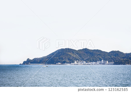 從鳥羽灣遊覽船上眺望菅島漁港 123162585
