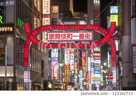 東京、新宿、歌舞伎町一番街 123162713
