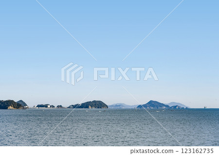 從鳥羽灣的遊覽船上眺望土志町和上島 從鳥羽灣的遊覽船上眺望土志町和上島 123162735