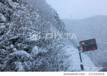 Snowy Tokai-Hokuriku Expressway 123163028