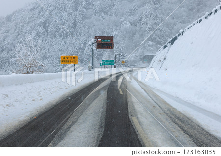 雪中的東海北陸高速公路 雪中的東海北陸高速公路 123163035