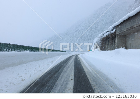 雪中的東海北陸高速公路 雪中的東海北陸高速公路 123163036