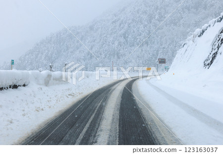 雪中的東海北陸高速公路 雪中的東海北陸高速公路 123163037