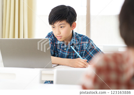 A senior boy studying with a serious expression 123163886