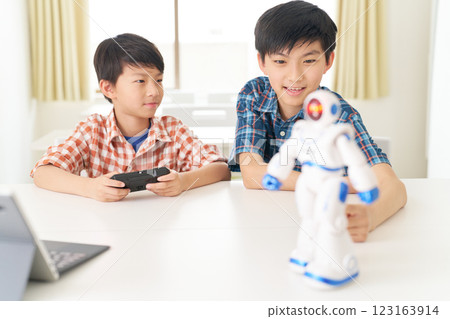 操作機器人的小學生 123163914