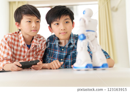 操作機器人的小學生 123163915