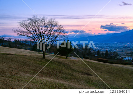 Twilight at one of the 100 best sunset spots [Ikeda Town, Kitaazumi District] 123164014