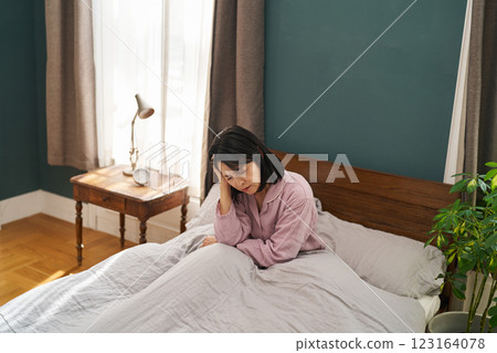 一個女人有一個陰鬱的早晨 一個女人有一個陰鬱的早晨 123164078