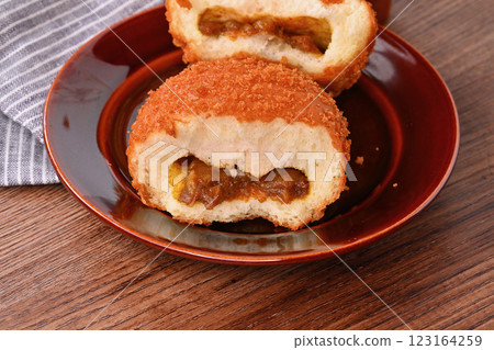 注意：咖啡蒸氣是合成的。金黃酥脆的咖哩麵包 123164259