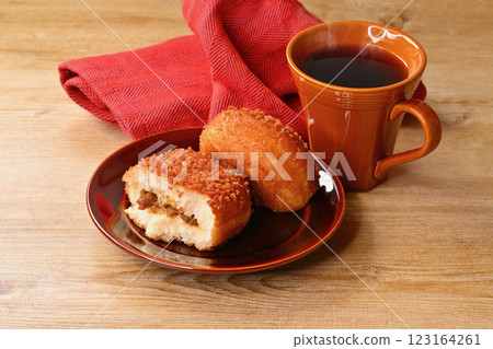 注意：咖啡蒸氣是合成的。金黃酥脆的咖哩麵包 123164261