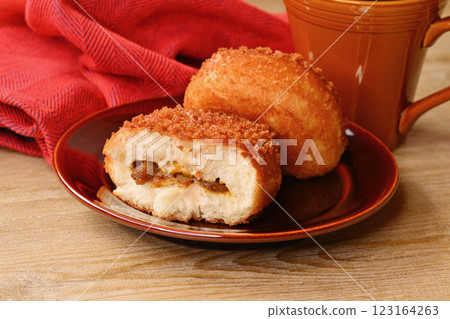 注意：咖啡蒸氣是合成的。金黃酥脆的咖哩麵包 123164263