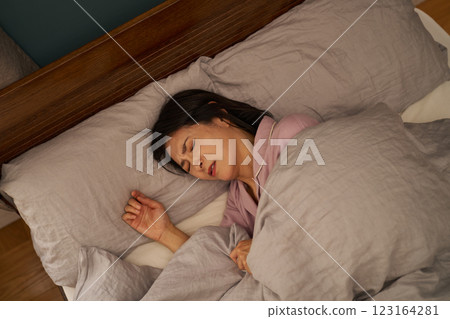 Woman having a sleepless night 123164281