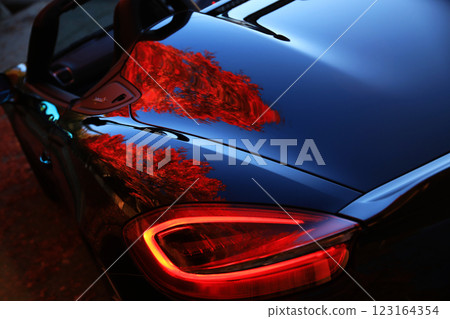 一輛黑色敞篷車,車內倒映著秋葉 一輛黑色敞篷車,車內倒映著秋葉 123164354