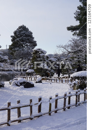 岡山縣津山市的一個初級日式庭園“明天天堂”:雪景 岡山縣津山市的一個初級日式庭園“明天天堂”:雪景 123164709