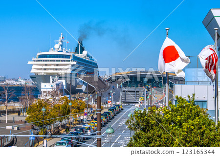 日本橫濱的城市景觀，包括首次停靠港口的「水晶交響曲號」（左）（2025 年 2 月 13 日） 123165344