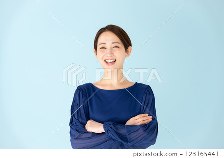 女人休閒肖像雙臂交叉 123165441