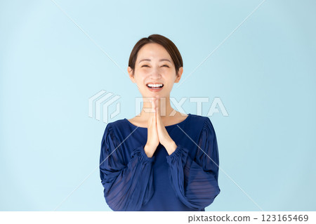 Woman casual portrait happy 123165469