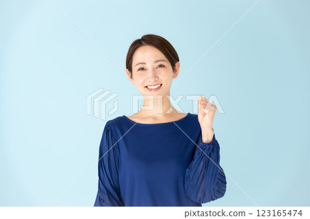 女人休閒肖像拳頭泵 123165474