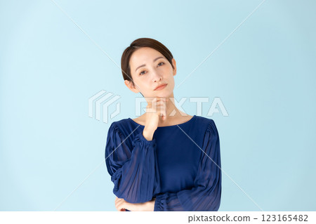 擔心的女人休閒肖像 123165482