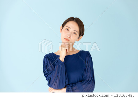 擔心的女人休閒肖像 123165483