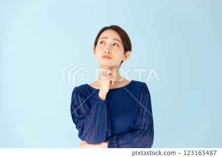 Woman casual portrait worried Woman casual portrait worried 123165487