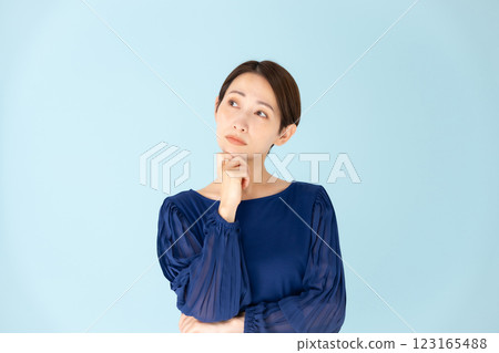 擔心的女人休閒肖像 123165488