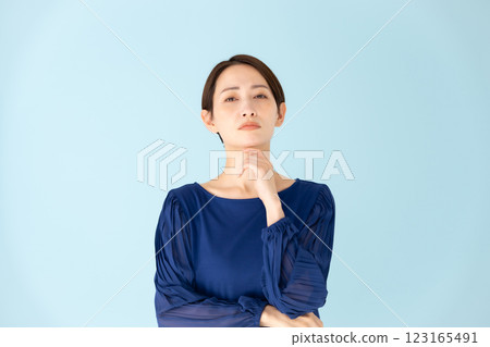 Woman casual portrait worried Woman casual portrait worried 123165491