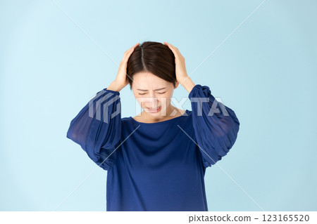 Woman casual portrait holding head Woman casual portrait holding head 123165520