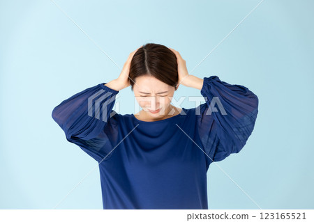 女人休閒肖像抱著頭 123165521