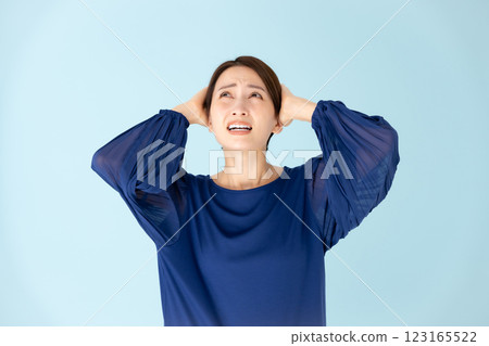 女人休閒肖像抱著頭 123165522