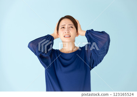 女人休閒肖像抱著頭 123165524