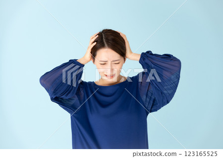 Woman casual portrait holding head 123165525