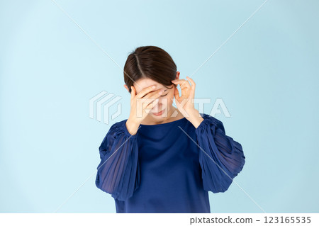 Woman casual portrait holding head Woman casual portrait holding head 123165535