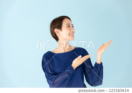 女人休閒肖像揮手 123165614