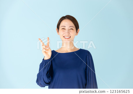 Woman casual portrait peace 123165625