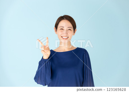 Woman casual portrait peace Woman casual portrait peace 123165628