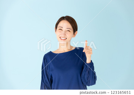 女人休閒肖像豎起大拇指 123165651