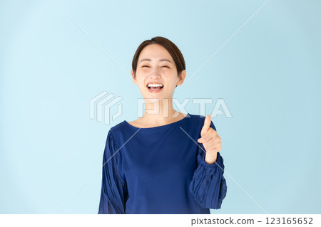 女人休閒肖像豎起大拇指 123165652