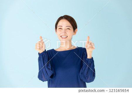 Woman casual portrait thumbs up Woman casual portrait thumbs up 123165654