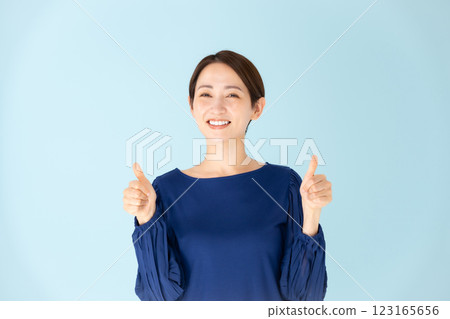 女人休閒肖像豎起大拇指 123165656