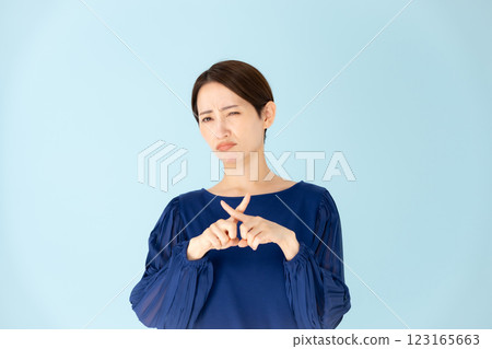 Woman casual portrait cross Woman casual portrait cross 123165663