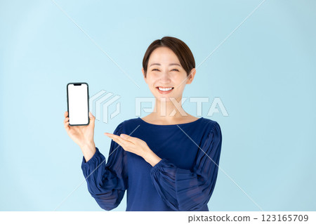 Woman, casual, portrait, smartphone, smiling 123165709