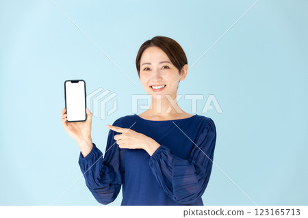Woman, casual, portrait, smartphone, smiling Woman, casual, portrait, smartphone, smiling 123165713