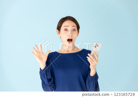 Woman, casual, portrait, smartphone, surprised Woman, casual, portrait, smartphone, surprised 123165729