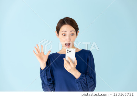 女人，休閒，肖像，智慧型手機，驚訝 123165731