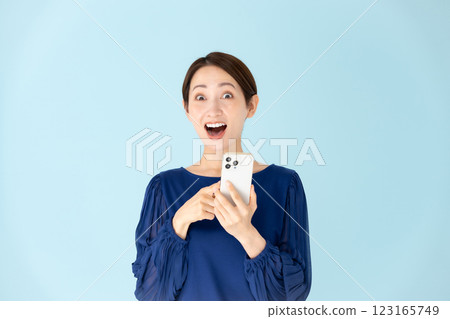 女人,休閒,肖像,智慧型手機,驚訝,微笑 女人,休閒,肖像,智慧型手機,驚訝,微笑 123165749